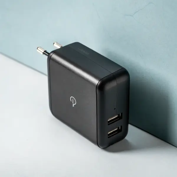 多端口桌面充電器